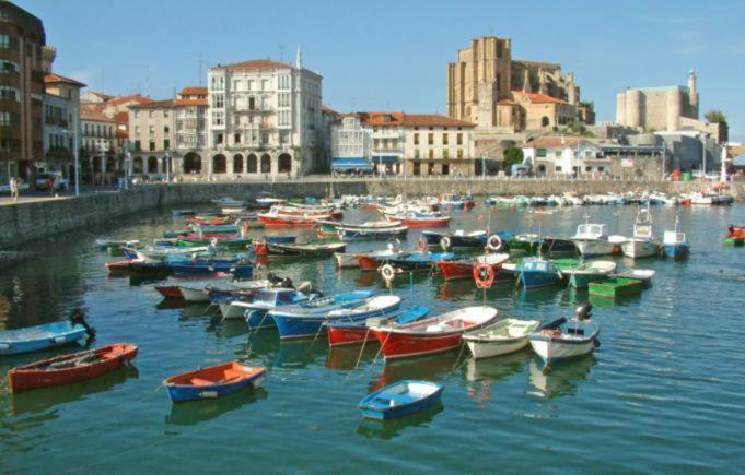 Precioso Apartamento Con Terraza, Pistas De Padel Y Piscinas Apartment Castro Urdiales Luaran gambar